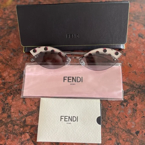 Sunglasses used like new (used only one time) Sunglasses used like new (used only one time) main image 2